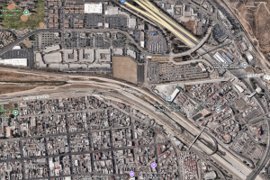 El río Tijuana fluye a través de ambos lados de la frontera. 