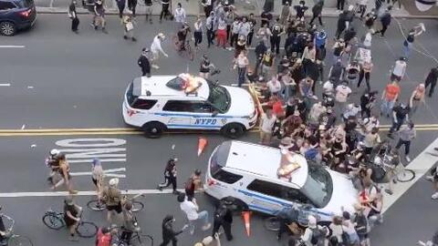 Video muestra a patrulla de policía atropellando a manifestantes en Brooklyn