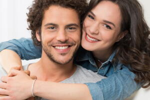 casal-irmaos-abracos_2.jpg