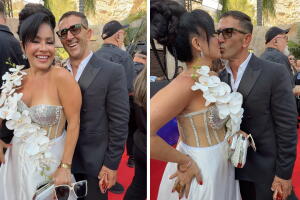 El beso de Carolina Sandoval y su novio Niko Topuzi