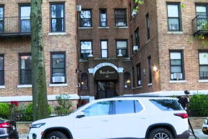 Esposo de mujer encontrada muerta en apartamento de Brooklyn es acusado de asesinato.
