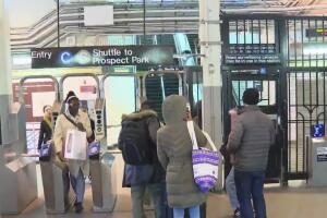 apuñalan espalda estación metro brooklyn nueva york