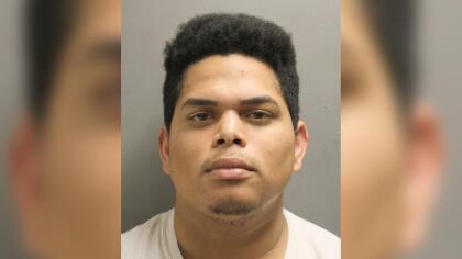 Isnael Borges Rosell, de 26 años, se busca por Indecencia con un niño de 12 años. Mide 6 pies 2 pulgadas de estatura, tiene ojos cafés y cabello negro rizado corto y lo tenía pintado de color rubio en la parte superior. Rosell podría estar en el área de Houston o Atlanta, Georgia.