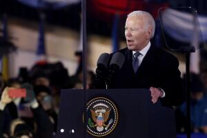 Biden habla en Varsovia para marcar el primer aniversario de la invasión de Rusia a Ucrania.