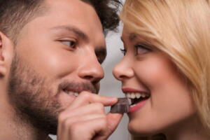 casal-chocolate-sexo-233047393.jpg