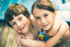 Amor e ódio: 5 vantagens incríveis + 5 partes chatas de ter irmãos