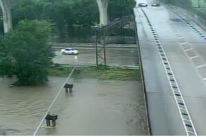 beryl cierres viales autos arrastrados corriente barricadas inundaciones houston texas