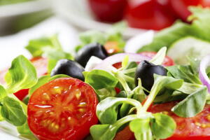 Aprenda como preparar acompanhamentos saudáveis para sua salada