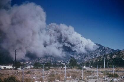 <b>LOOP - </b>El siniestro se registró el 1 y 2 de noviembre de 1966, en el condado de Los Ángeles. Los 73 grados de temperatura, la baja humedad y los denominados vientos de Santa Ana fueron propicios para su rápida propagación, que terminó con 2,028 acres de vegetación del Bosque Nacional de Los Ángeles.
<b>En el incendio murieron 12 personas.</b>