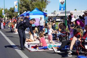 Un policía saluda a un niño durante un evento en las calles de la ciudad. Archivo. 