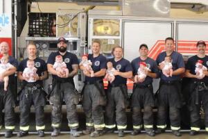 La imagen de los bebés y sus orgullosos papás del Departamento de Bomberos de DeKalb ha enternecido a las redes sociales.