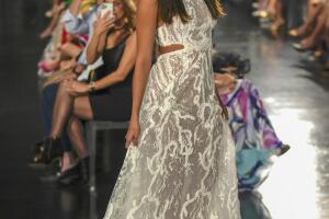 Lina Luaces fue parte de la pasarela del diseñador René Ruiz.