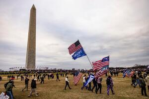 Simpatizantes de Trump pasan frente al Monumento a Washngton el 6 de enero de 2021.
