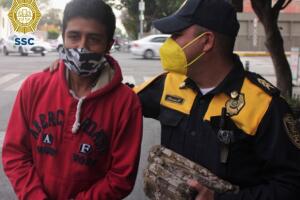 Policía devuelve 30,000 pesos en México