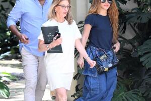 Shakira lucía feliz mientras salía de una residencia en venta en Miami.