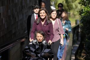 Nikki Haley llega con su madre al centro de votación al sur de Charleston.