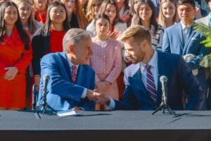 movimiento político club america turning point escuelas texas charlie kirk greg abbott