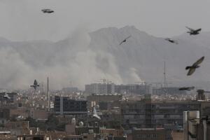 Humo sobre Teherán después de ofensiva conjunta de Israel y EEUU