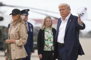 El presidente Donald Trump y la primera dama, Melania Trump, al llegar a la base militar en San Antonio, para empezar su visita al condado de Kerr, Texas.