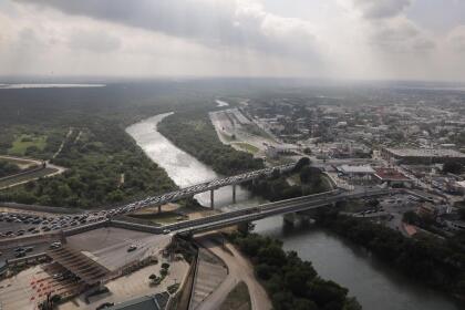 Aunque el presidente tiene la potestad de cerrar la frontera si lo justifica como parte de su medida de emergencia, no está claro qué impacto puede tener esta medida a nivel comercial. El secretario de Gobernación de México, Alfonso Navarrete Prida, aseguró el año pasado que si se juntaran los 10 estados fronterizos de México y Estados Unidos se convertirían en la cuarta economía mundial.