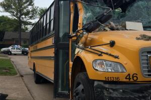 Daños ocasionados tras colisión de un autobús escolar al suroeste de Houston