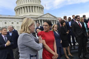 Sylvia García y Alexandria Ocasio-Cortez, dos de las nuevas caras demócratas elegidas para integrar el Congreso.