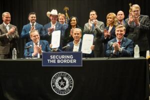 greg abbott firma ley sb 8 sheriffs alguaciles colaborar ice texas
