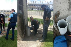 Rescatan un gato de una tubería