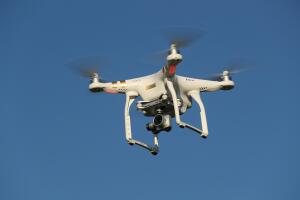 Los drones se han convertido en un recurso útil para las bandas de traficantes de droga y personas en la frontera entre México y Estados Unidos, según las autoridades.
