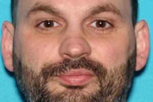 Nicholas R. Mitchell, de 38 años, fue detenido el domingo por la tarde por la policía de Dover en New Hampshire, en relación al delito de haber metido navajas de rasurar en pizzas.
