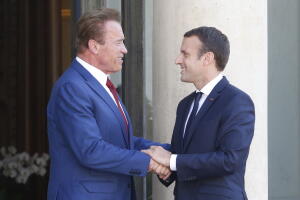 Emmanuel Macron, presidente de Francia, y Arnold Schwarzenegger, exgobernador de California en un encuentro en Paris, el 23 de junio de 2017.