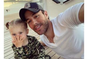 Enrique Iglesias y su hija menor.jpg