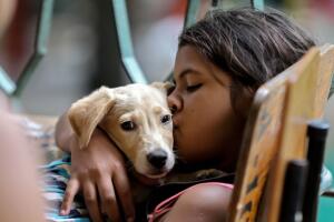 Niña besando a su perro