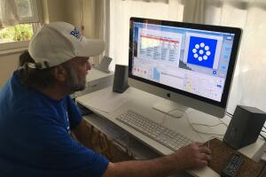 Aj Nichols con MiniVAN 8