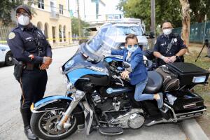 Niño policia/ninopolicia2.jpg