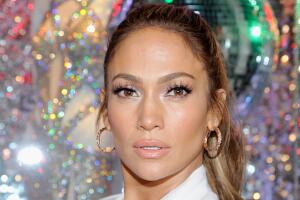 Jennifer López responde a mujer que asegura usa "toneladas de botox" en el rostro