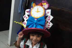 Papás mexicanos presumen el diseño del 'sombrero loco' de sus hijos