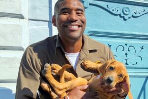 El chico de UPS quese fotogrwafía con los perros
