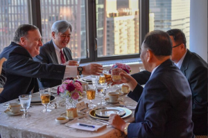 Una imagen de la aparentemente distendida cena con el secretario Mike Pompeo y el enviado norcoreano Kim Yong Chol.