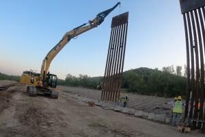 muro fronterizo tramo construcción Greg Abbott Del Rio Texas