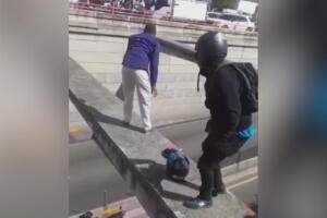 Así fue el rescate de una mujer que intentó saltar al vacío en República Dominicana.