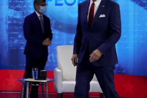 El candidato presidencial demócrata Joe Biden y el presentador de ABC George Stephanopoulos se preparan para un cabildo abierto el 15 de octubre del 2020 en Filadelfia.