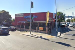 Un valiente empleado de un restaurante resultó herido de bala al intervenir en un robo a la propietaria del restaurante La Perla del Pacífico en Oakland. 
