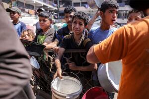 TOPSHOT-PALESTINIAN-ISRAEL-CONFLICT-GAZA-FOOD-CHARITY