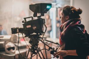 mujer-directora-detras-camara.jpg