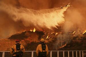 Avanza contención de los incendios en Los Ángeles; Eaton y Palisades muy activos
