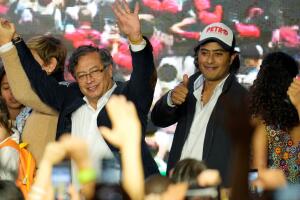 Petro y su hijo Nicolás Petro Burgos saludan en la jornada electoral del 29 de mayo de 2022 en Bogotá, Colombia. 