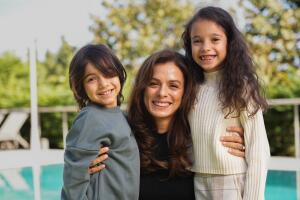 Karsu junto a dos de sus dos hijos