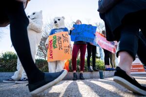 Protestas contra designación de David Bernhart como nuevo secretario de Interior