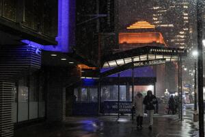 Nueva York amanece son su primera nevada de la temporada y alerta por heladas.